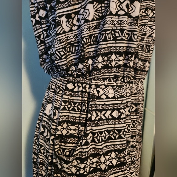 Triple pattern sleeveless romper (with pockets!) - Picture 4 of 5